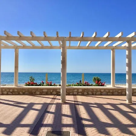 & Quite 2bdr Beachfront Apartment