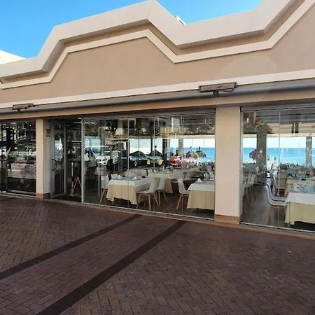 & Quite 2bdr Beachfront Apartmán *