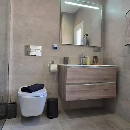 & Quite 2bdr Beachfront Apartment *